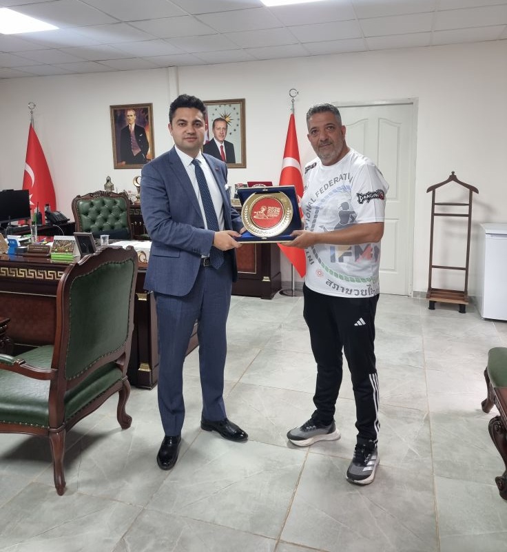 Kaymakamımız Tarık Buğra SEYHAN'a Dünya Şampiyonası Plaketi Takdim Edildi