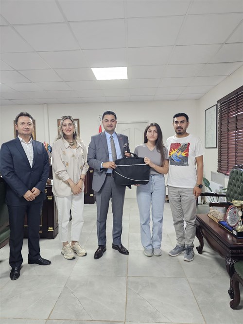 Kaymakamımız Sayın Tarık Buğra SEYHAN, "Her Nota Bir Umut"  Ses Yarışmasında Birinci Olan Öğrencimiz Ayşe Fatma BATUR’u Ödüllendirdi