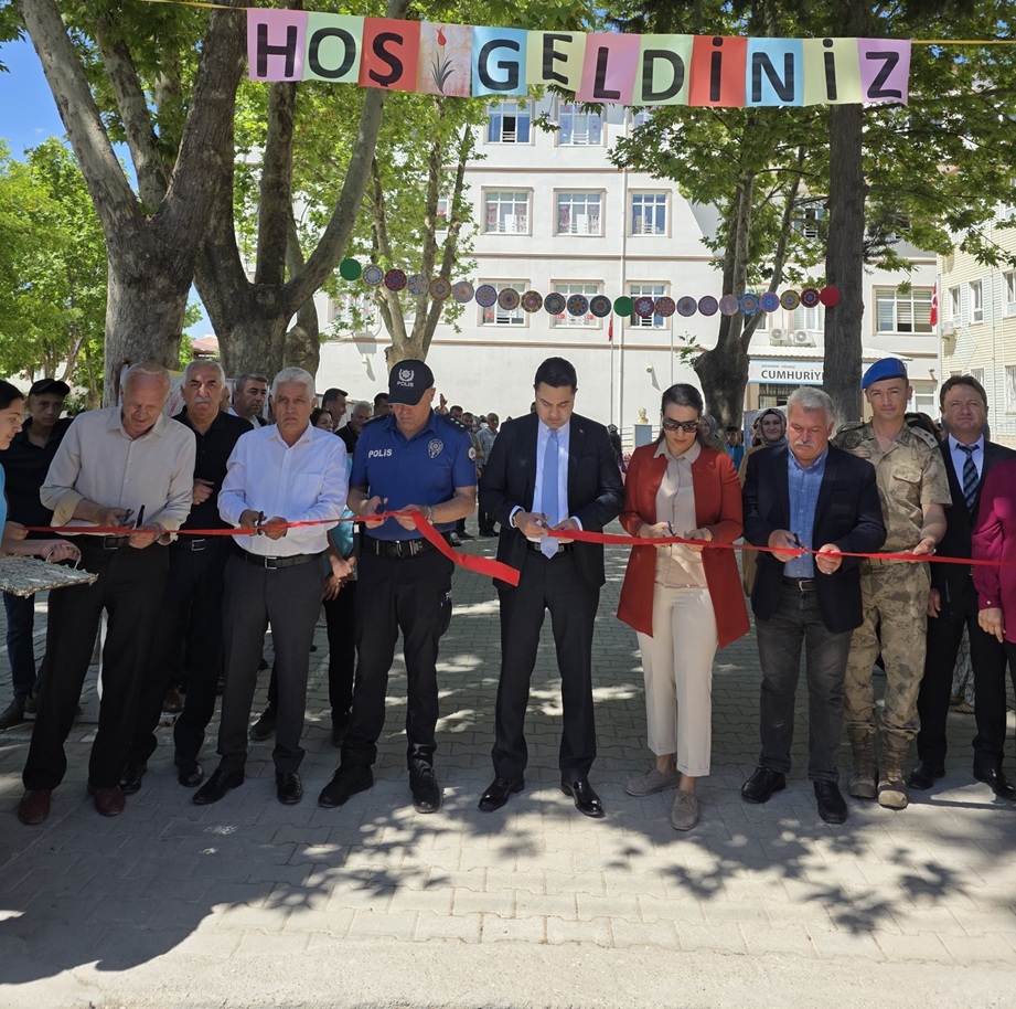 Kaymakamımız Sayın Tarık Buğra SEYHAN'ın Katılımlarıyla Cumhuriyet Ortaokulu Yıl Sonu Sergisi'nin Açılışını Gerçekleştirdi