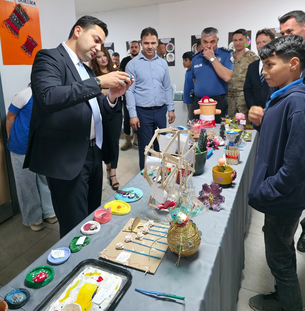 Kaymakamımız Sayın Tarık Buğra SEYHAN, Şehit Mikdat Sümer Ortaokulu Yıl Sonu Sergisi'nin Açılışını Gerçekleştirdi.