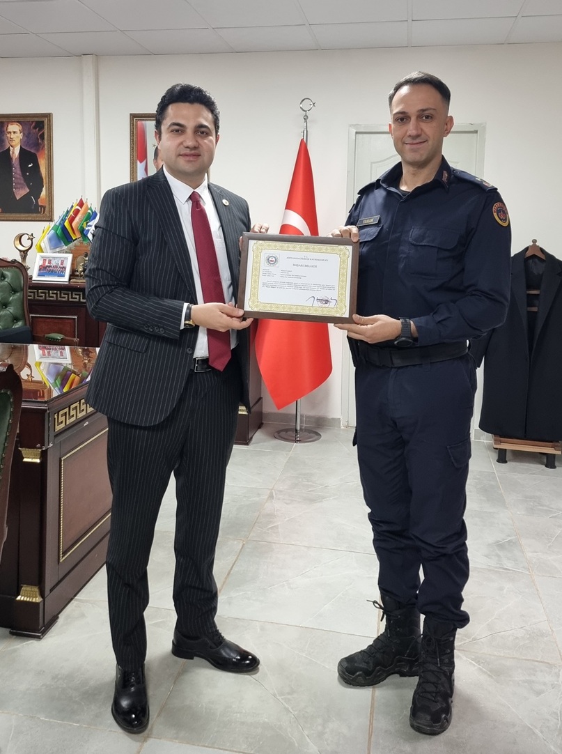 Kaymakamımız Sayın Tarık Buğra SEYHAN; İlçe Jandarma Komutanı Binbaşı Sayın Mehmet YAMAN'ı "Başarı Belgesi" ile Ödüllendirdi